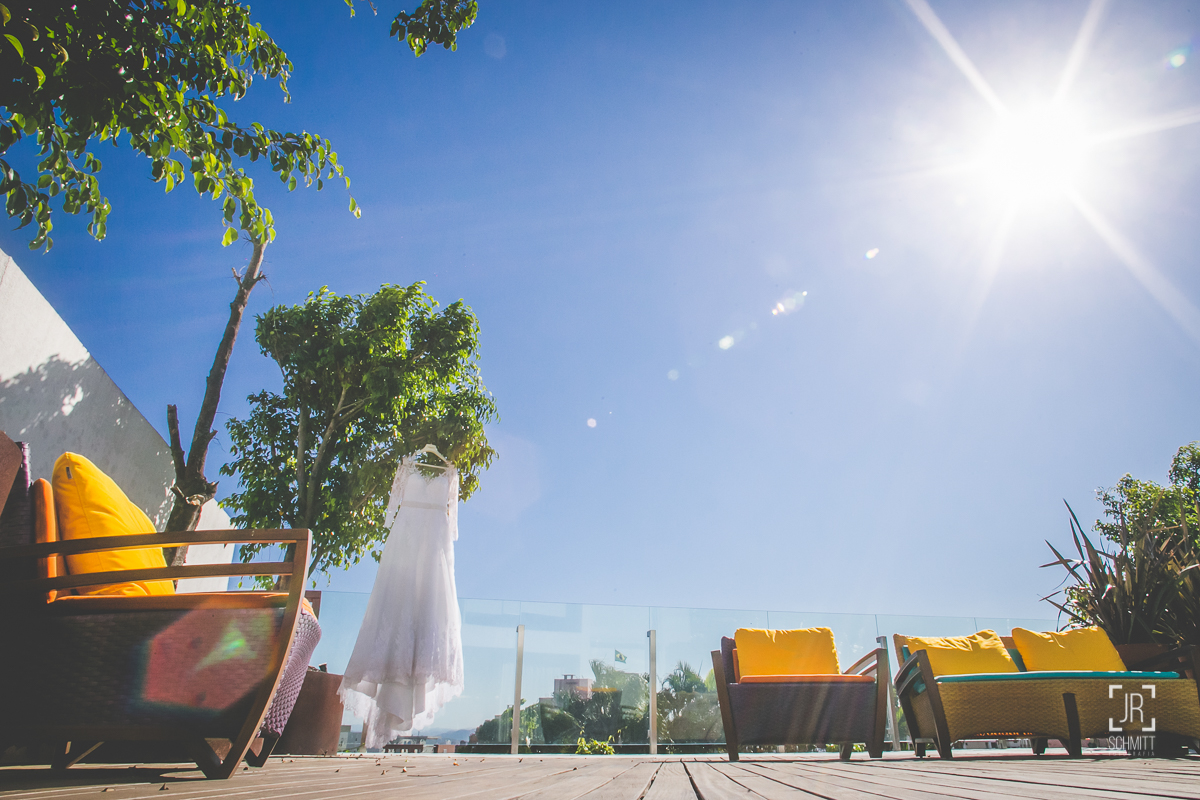vestido da noiva com céu azul