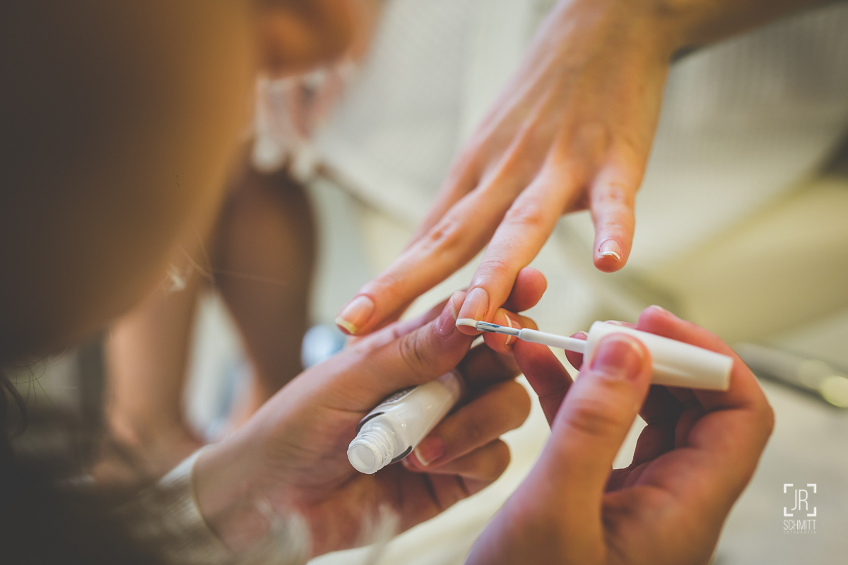 noiva pintando as unhas