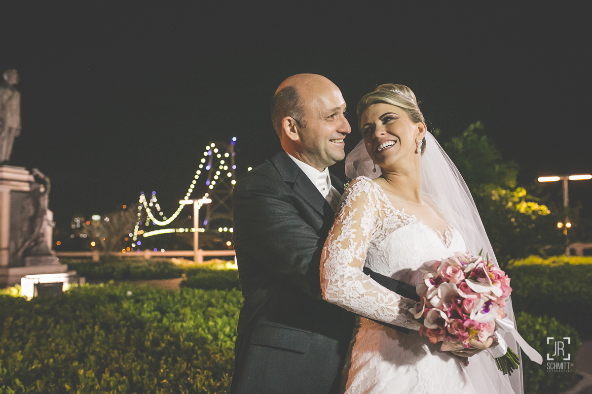 casal no mirante da ponte hercílio luz