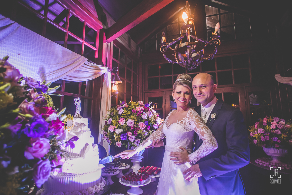 noivos cortando o bolo