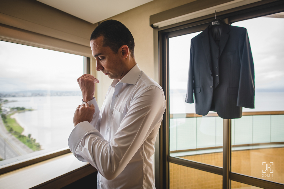 noivo colocando abotoaduras