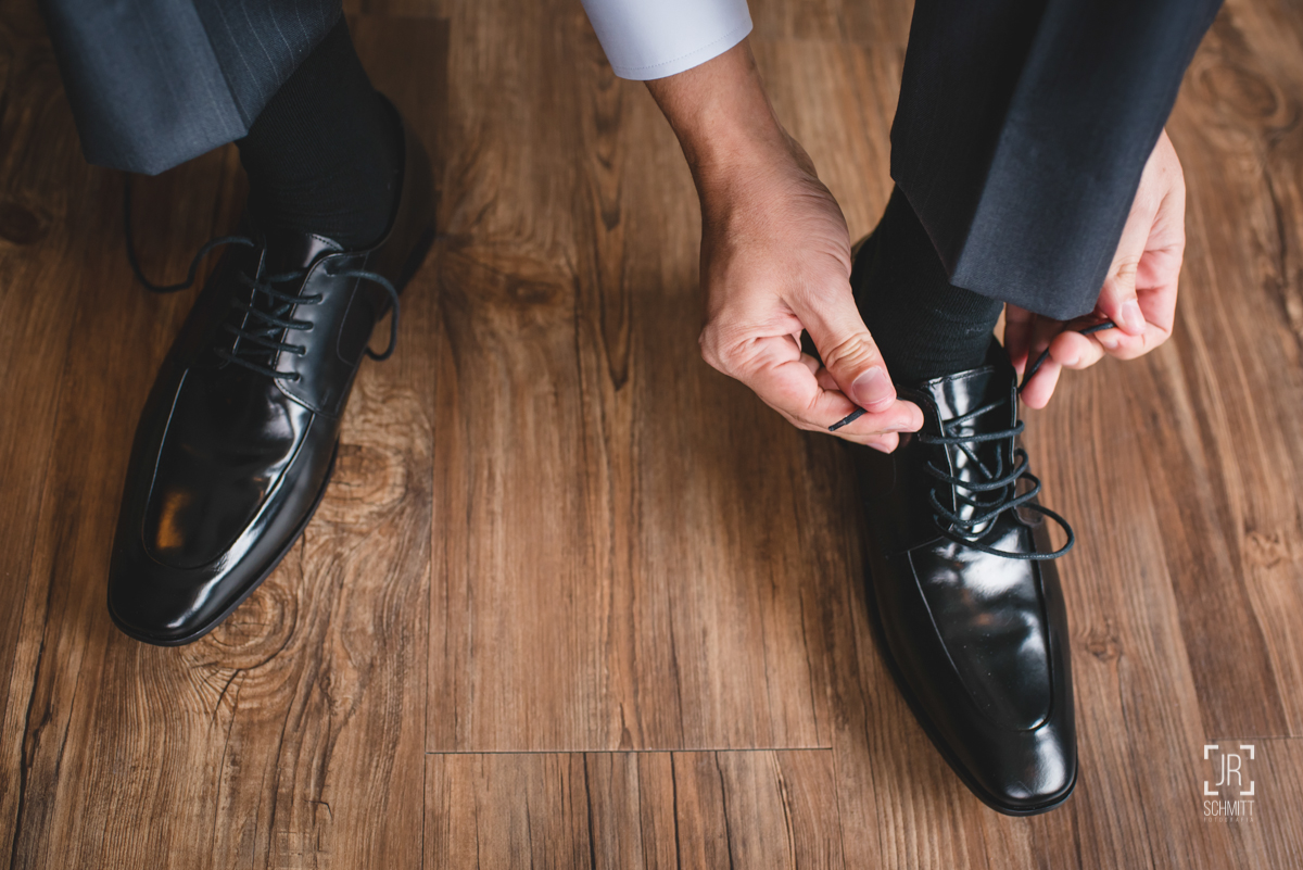 noivo amarrando os sapatos