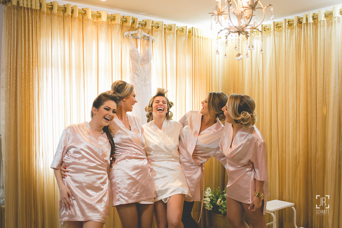 madrinhas se divertem com a noiva na hora do making of