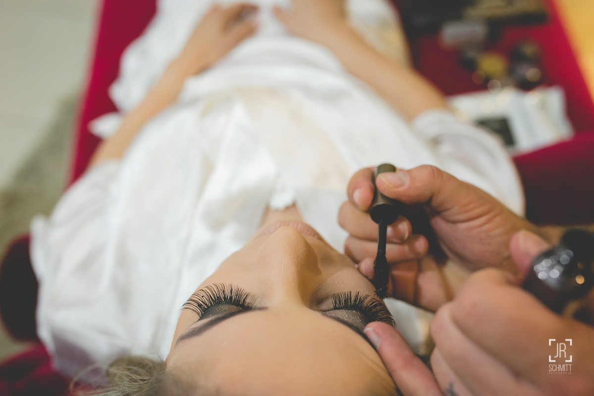 noiva pintando os cílios