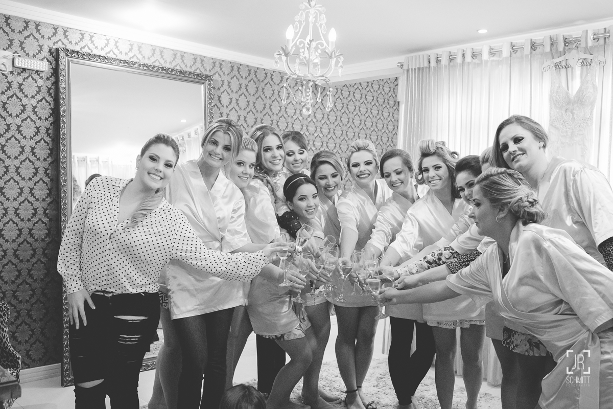 madrinhas brindando com a noiva