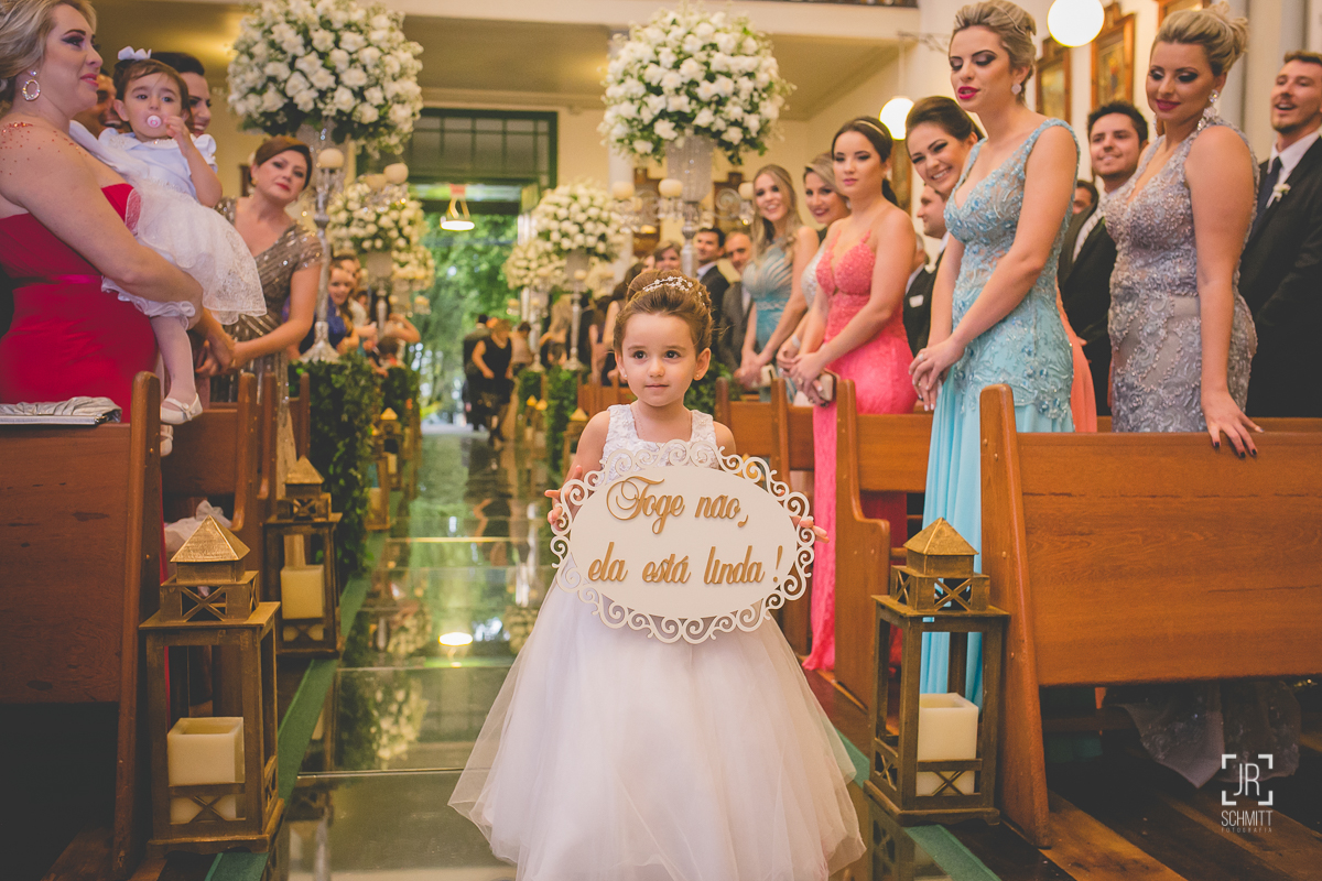 daminha entrando com a placa 