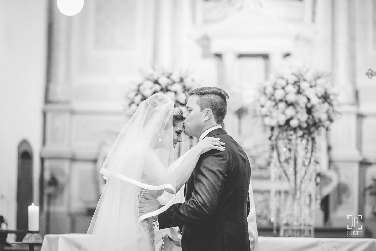 noivo beijando a testa da noiva