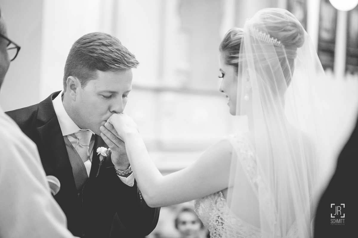 noivo beijando a mão da noiva