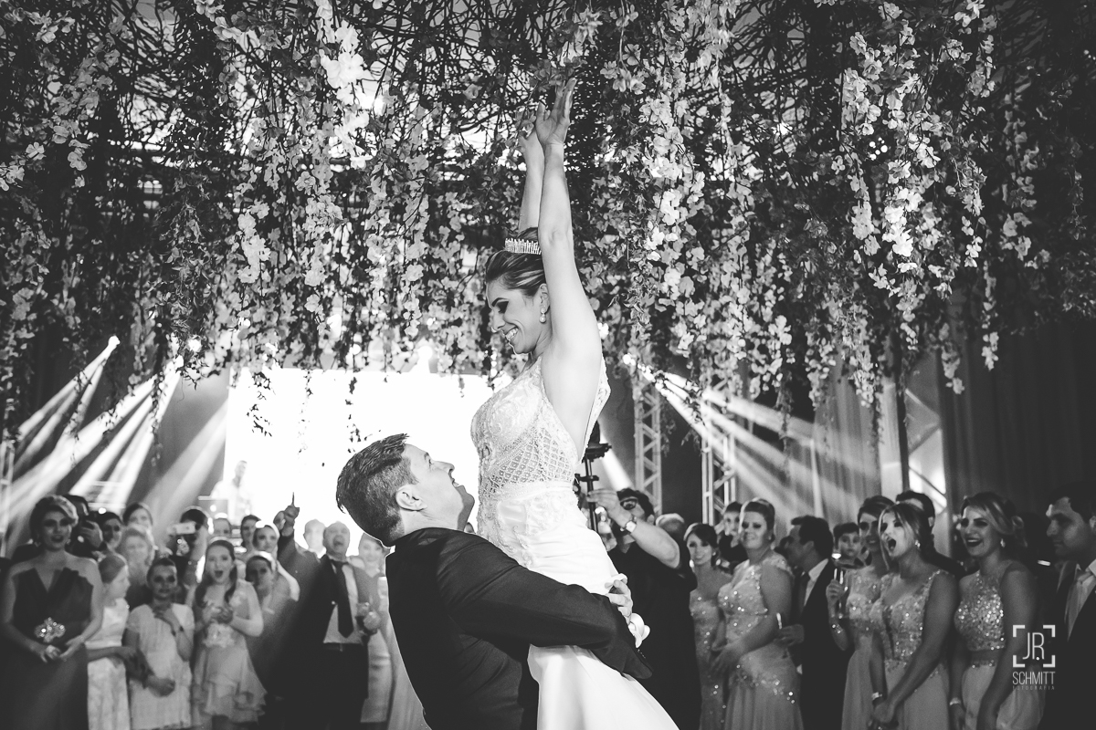 noivo segurando a noiva no alto