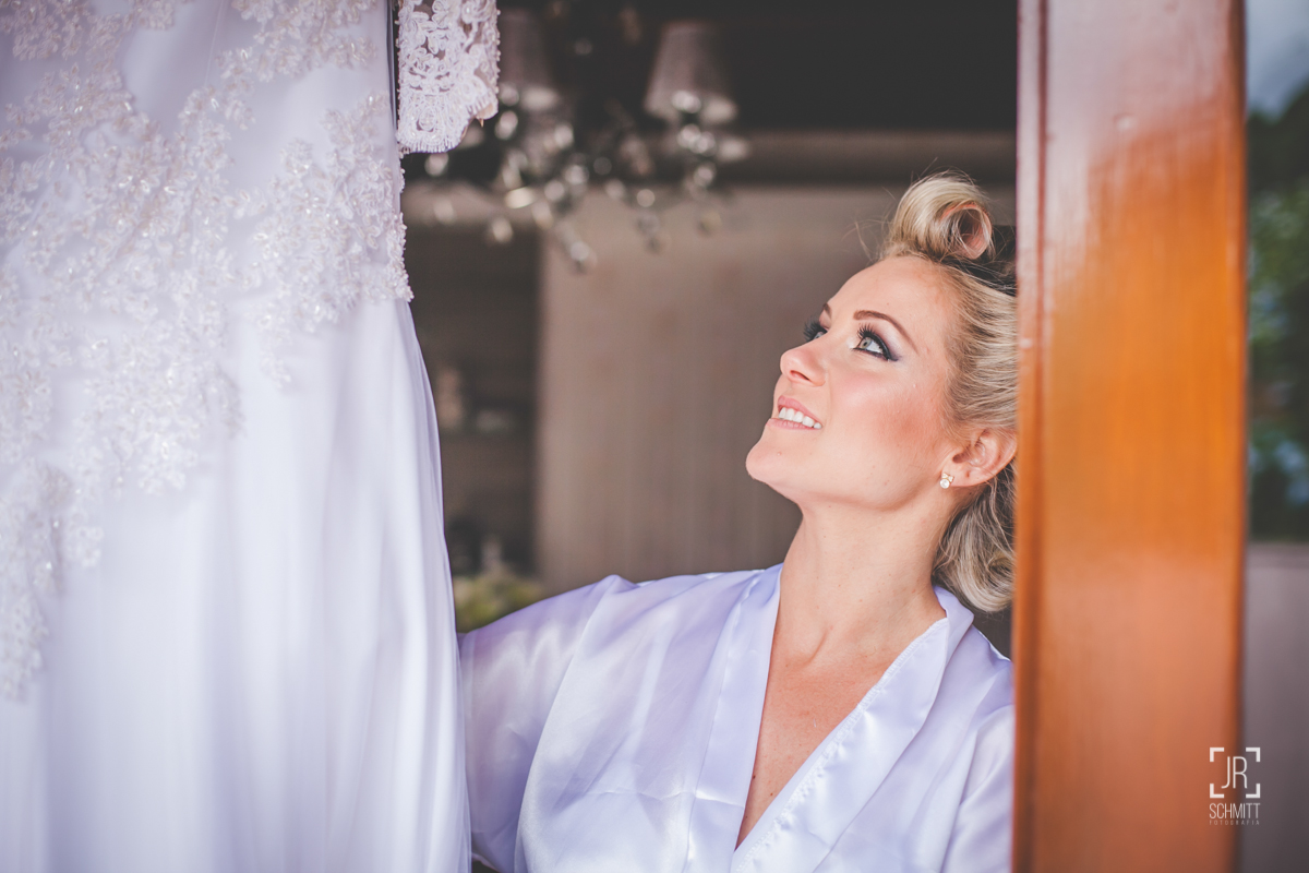 noiva admirando o vestido