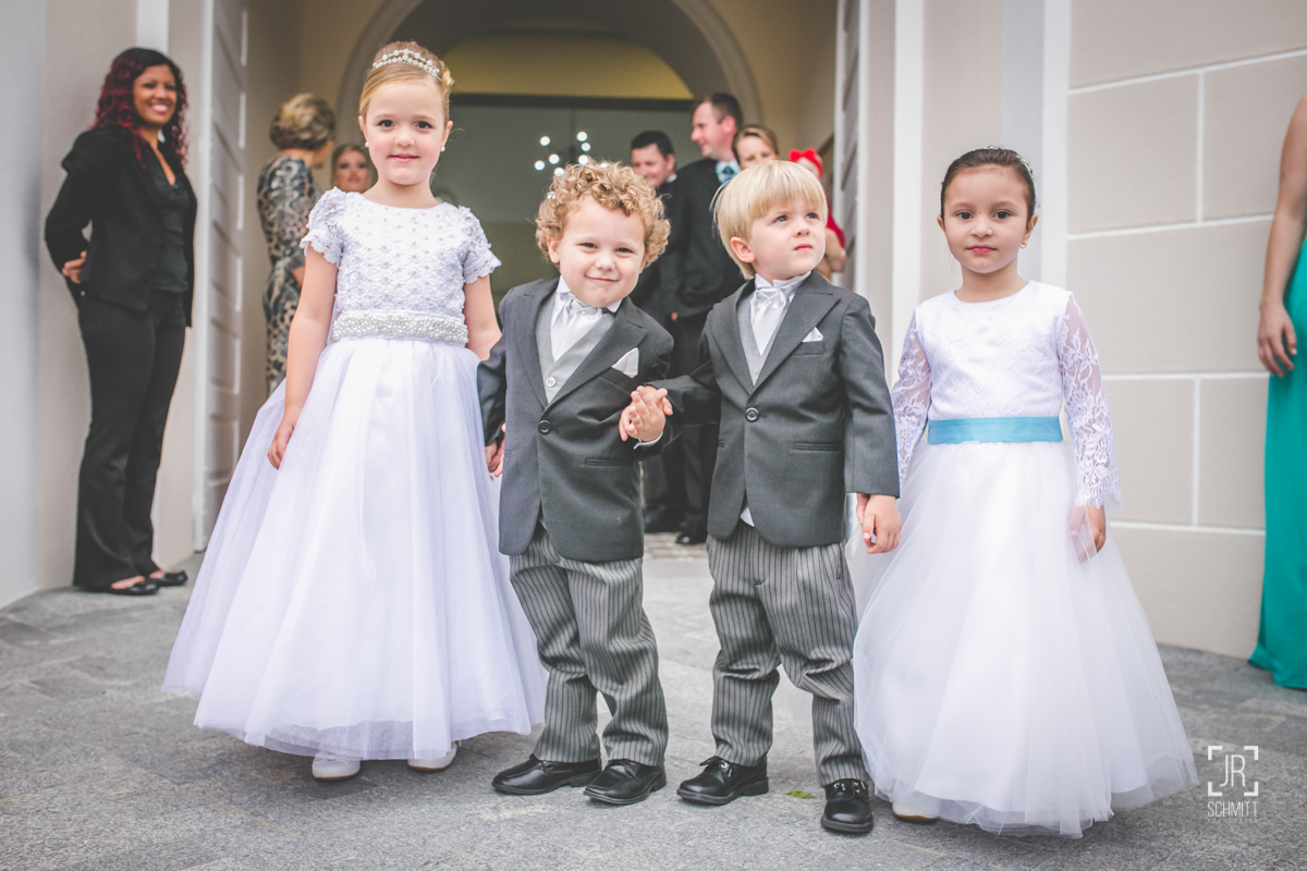daminhas e pajens na frente da igreja