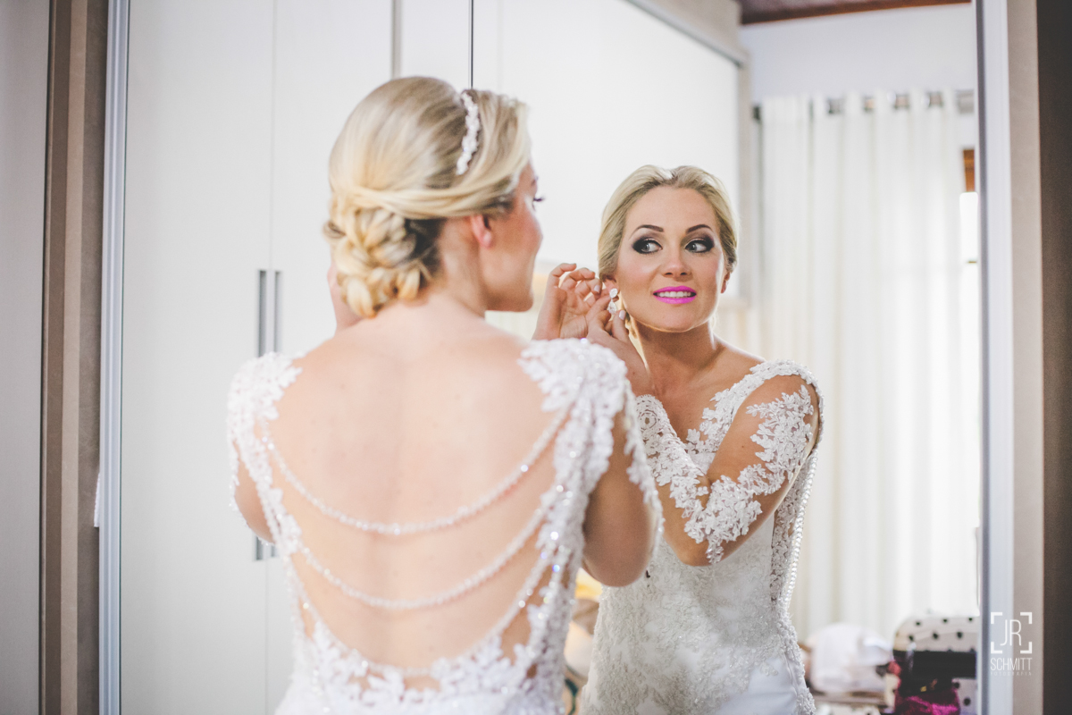 noiva colocando os brincos