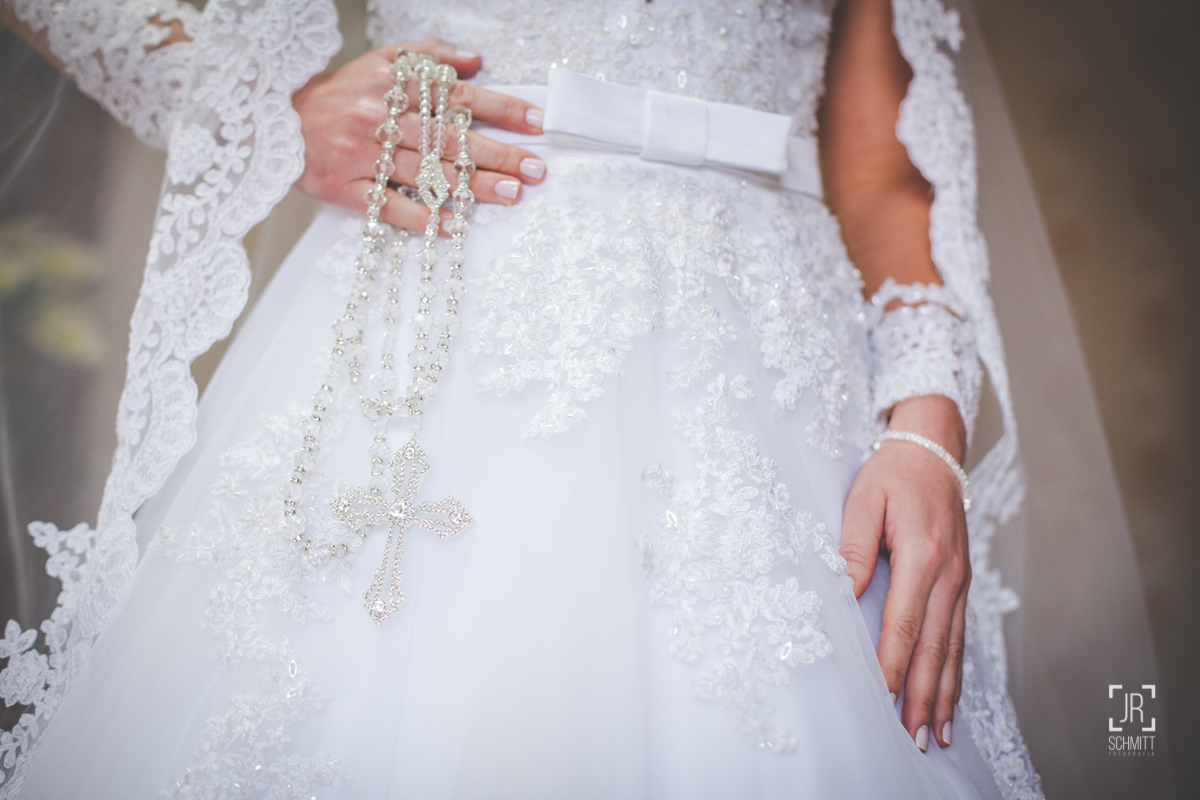 terço enrolado na mão da noiva