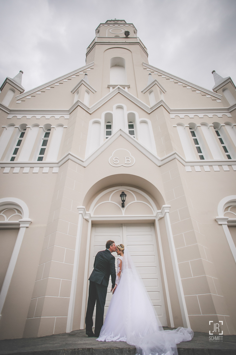 noiva na porta da igreja com o pai