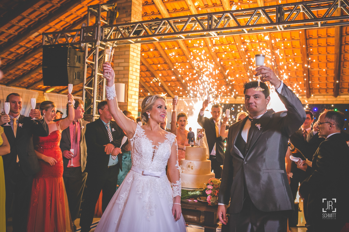 noivos comemoram ao chegar na recepção