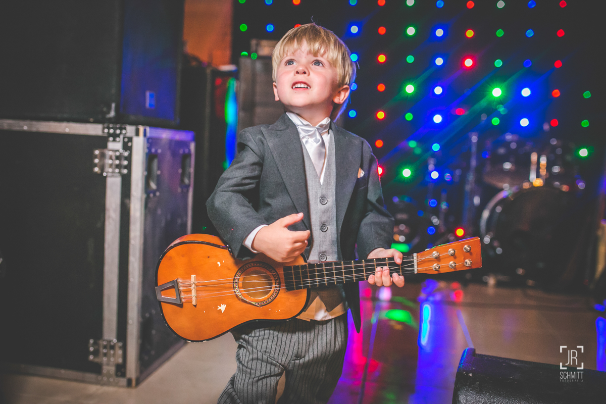pajem tocando violão