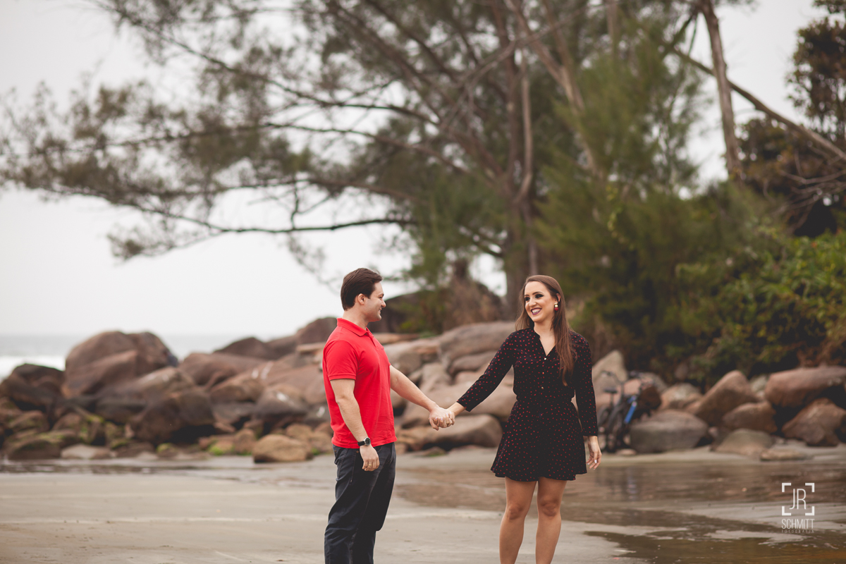 Casal de mãos dadas