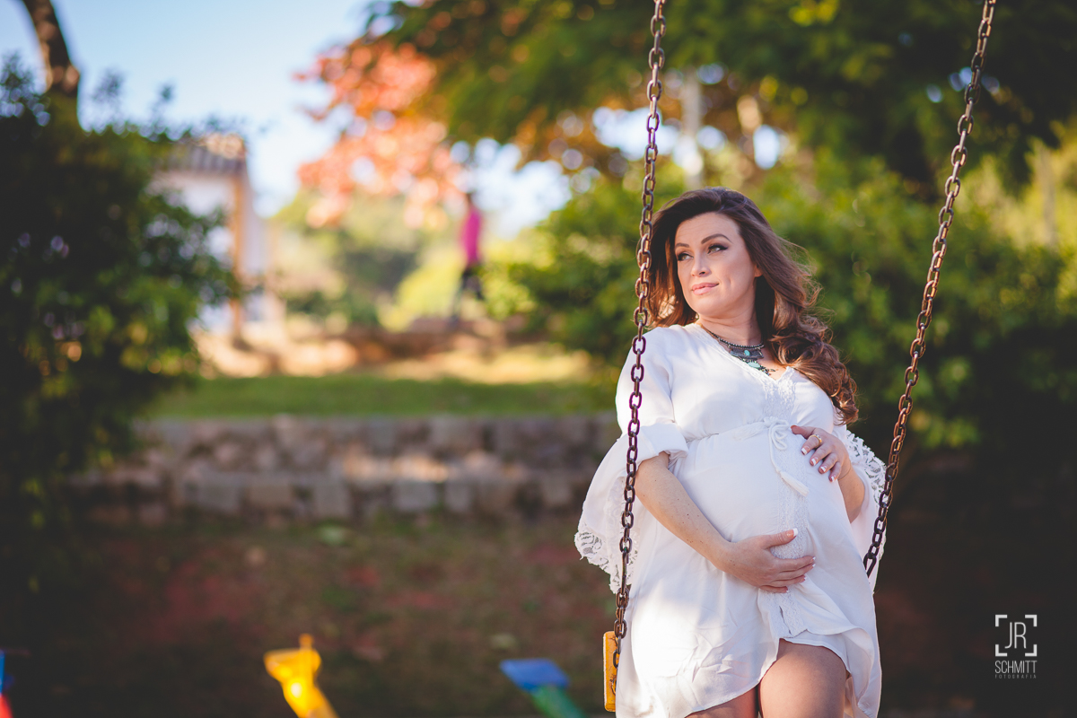 grávida no balanço do parquinho em Santo Antônio de Lisboa