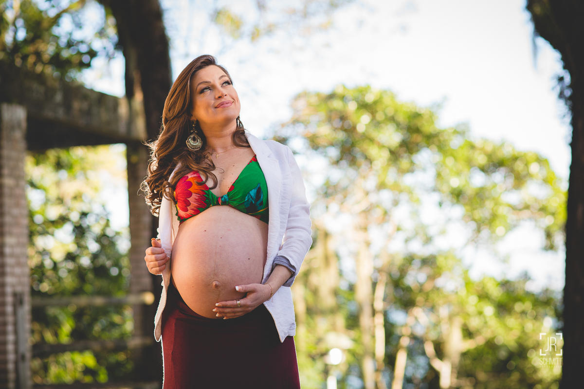 Mãe segurando a barriga à espera do seu bebê