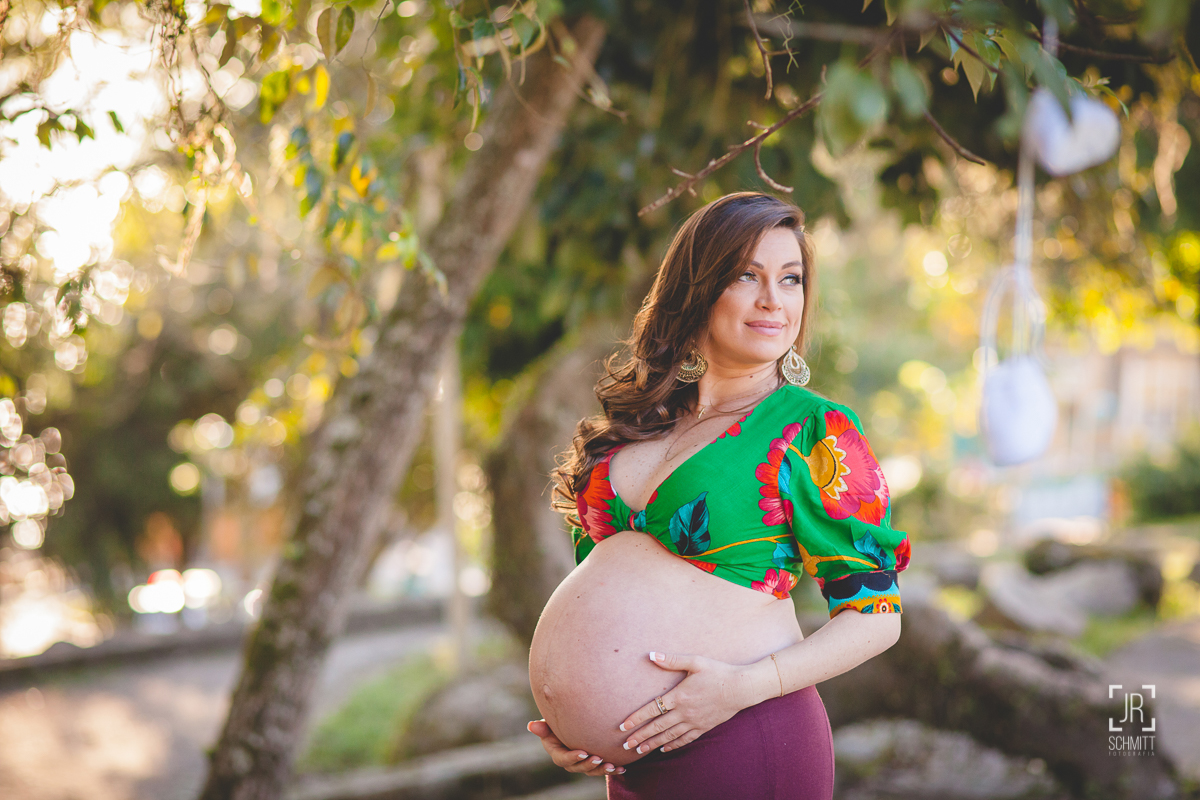 Gravida olhando para trás