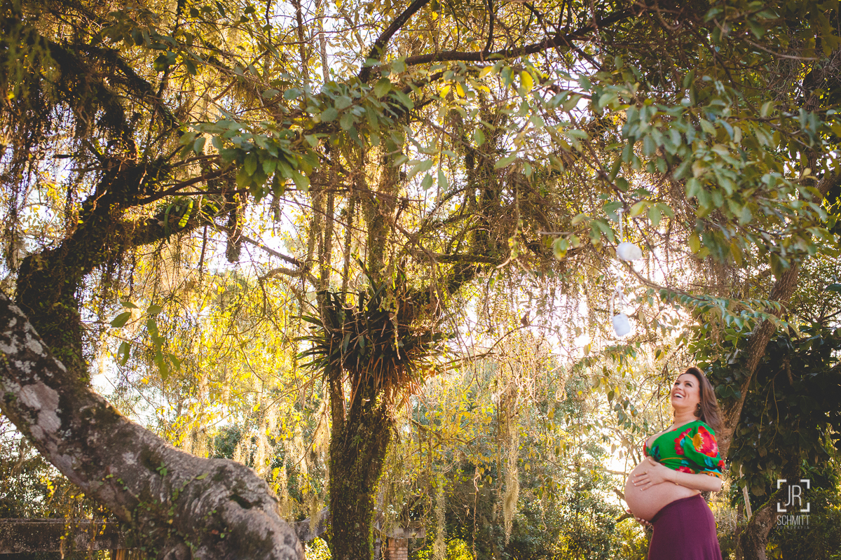 Gestante entre as árvores