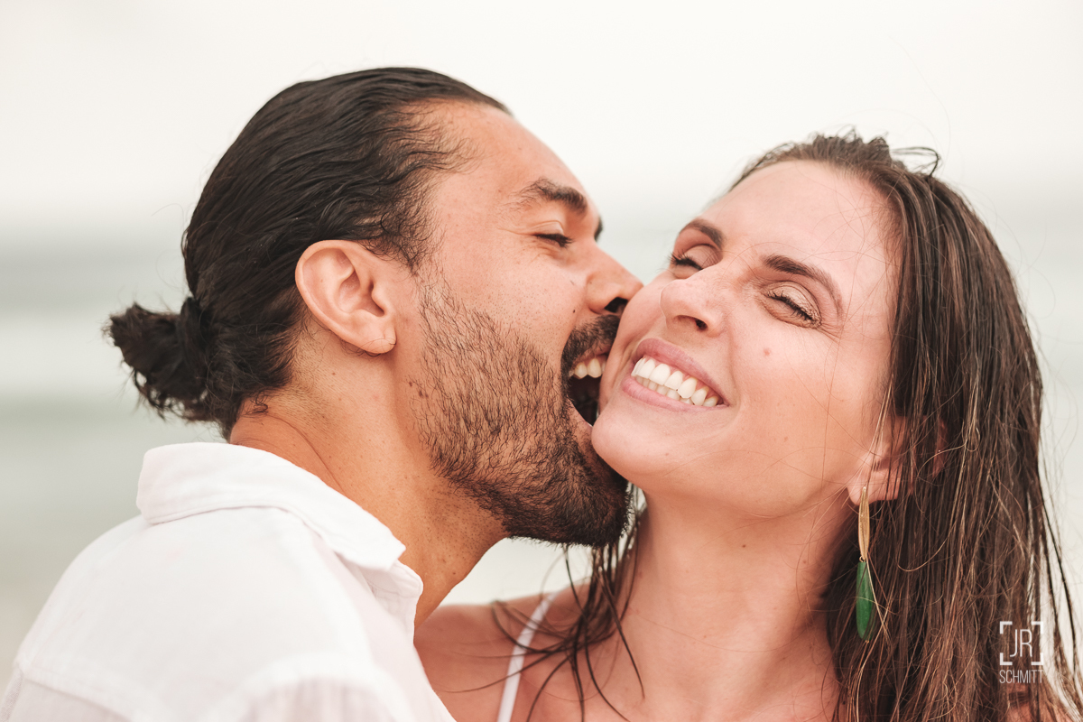 noivo mordendo a noiva