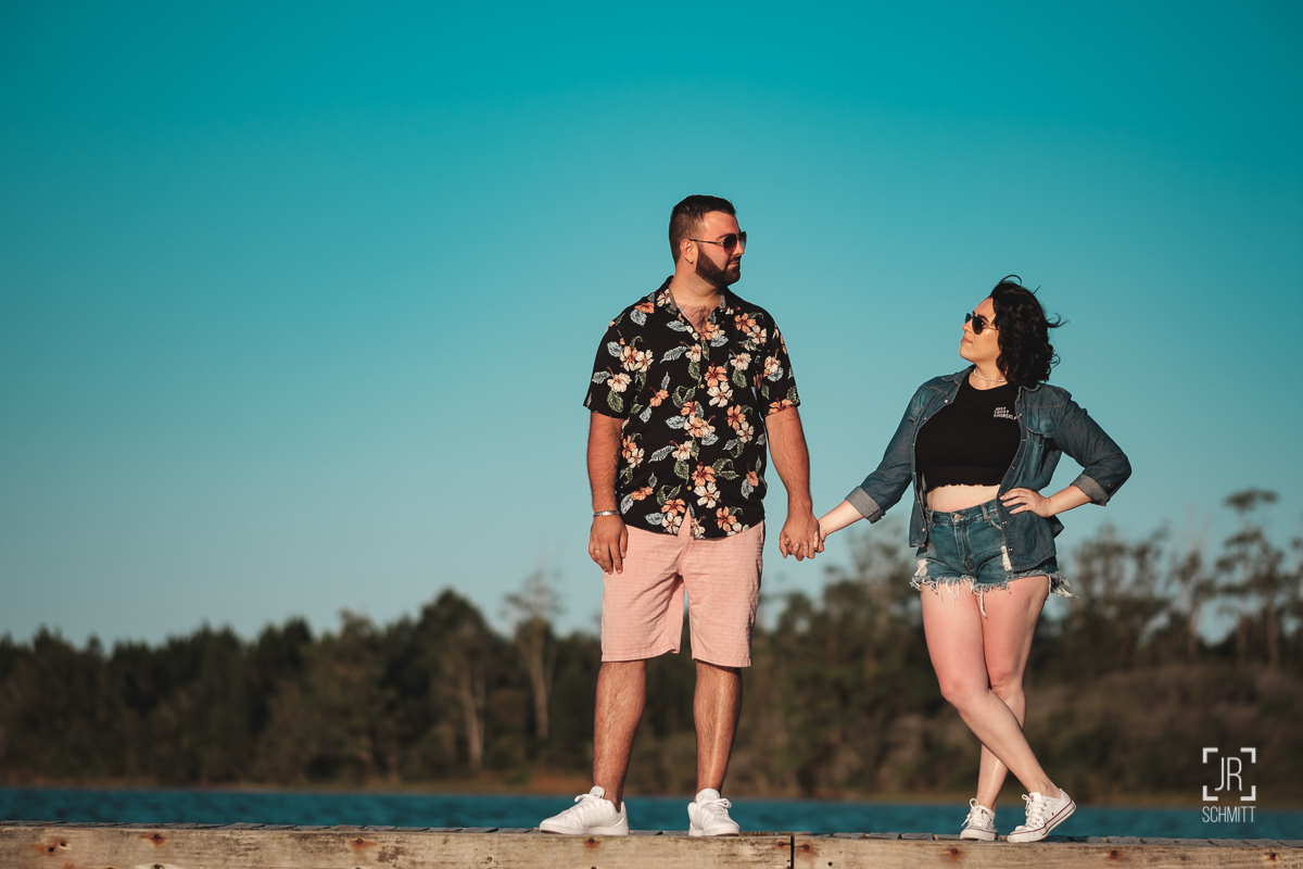 pre wedding casal de mãos dadas