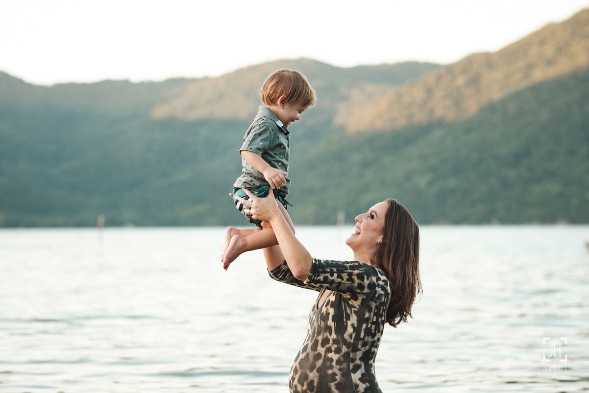gestante erguendo o filho