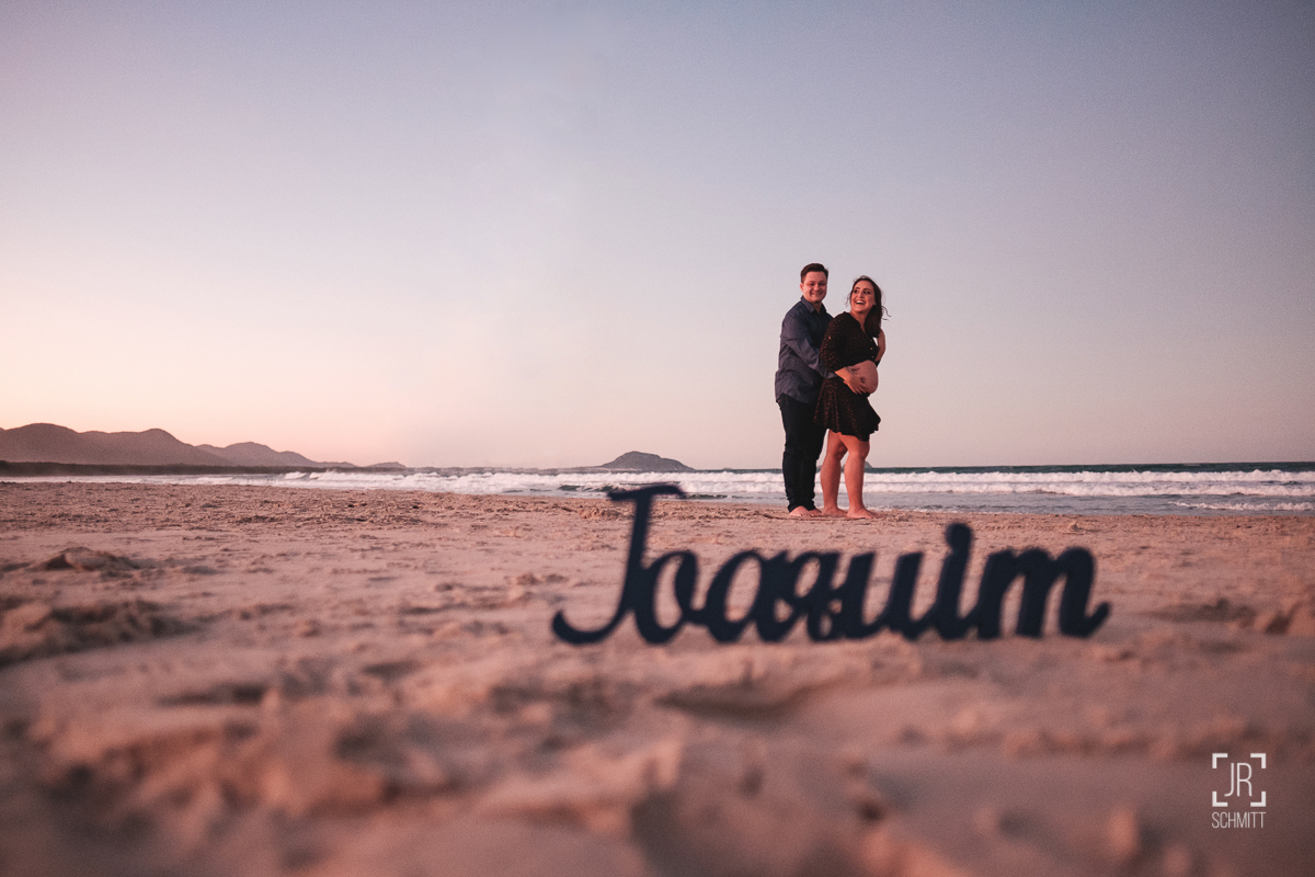 gestante na praia ao anoitecer