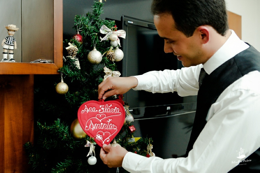 noivo com amor em sua casa no natal