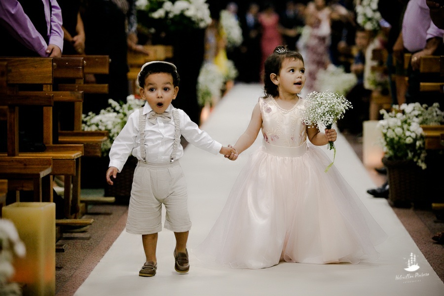 pajem e dama entrando na igreja no dia do casamento 