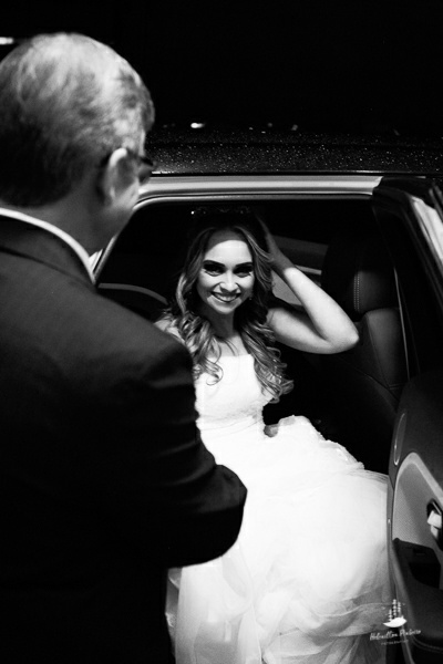 pai da noiva ajudando ela descer de dentro do carro 
