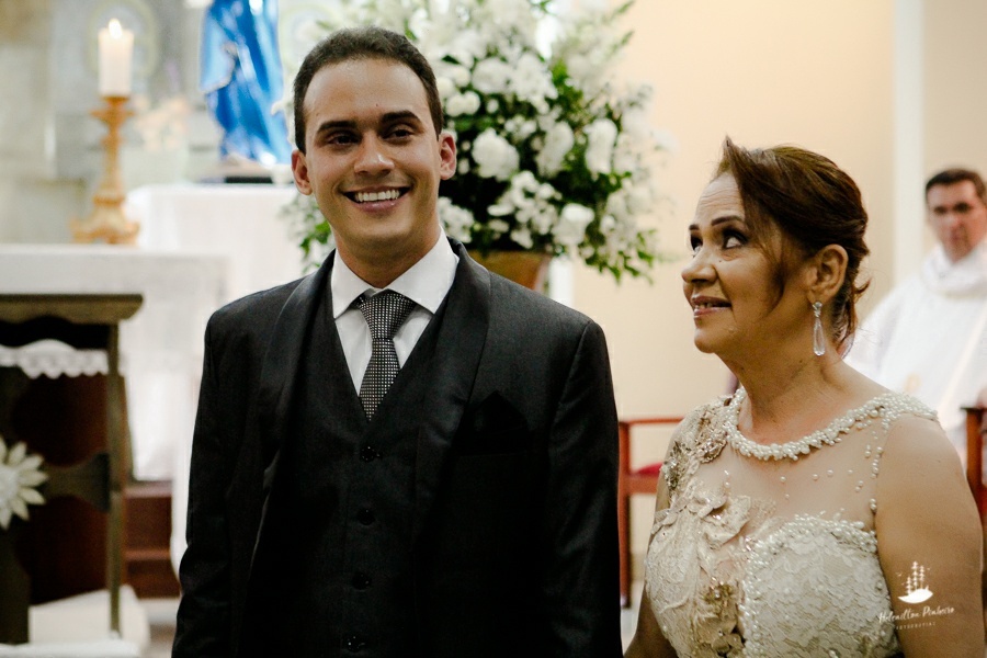 noiva e mae do noivo esperando pela entrada da noiva 