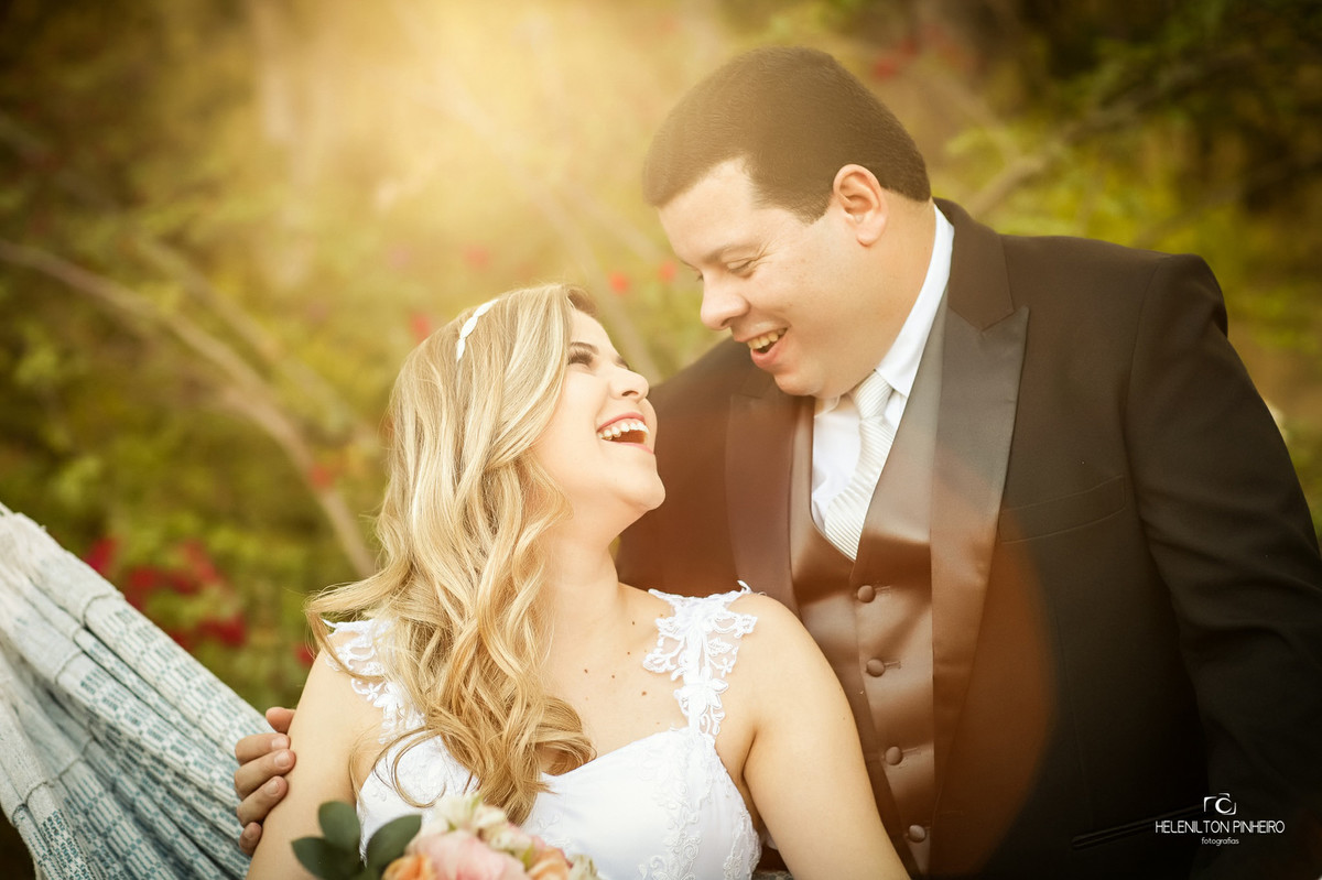 Foto de um ensaio do casal de noivos Fabiana e Vinicius, sorrindo em Sete Lagoas - SP