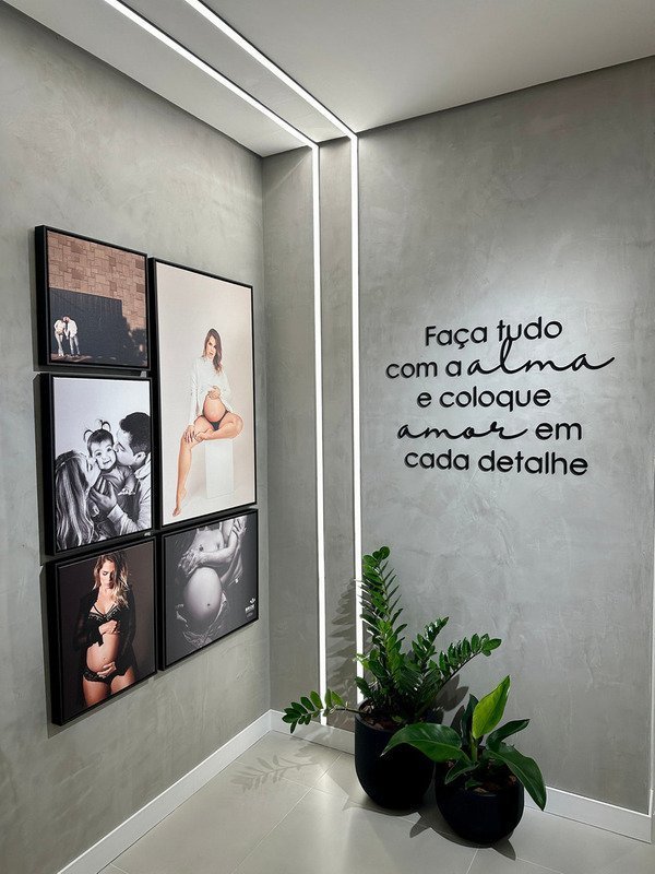Entrada do estúdio com a frase Faça tudo com a alma e coloque amor em cada detalhe