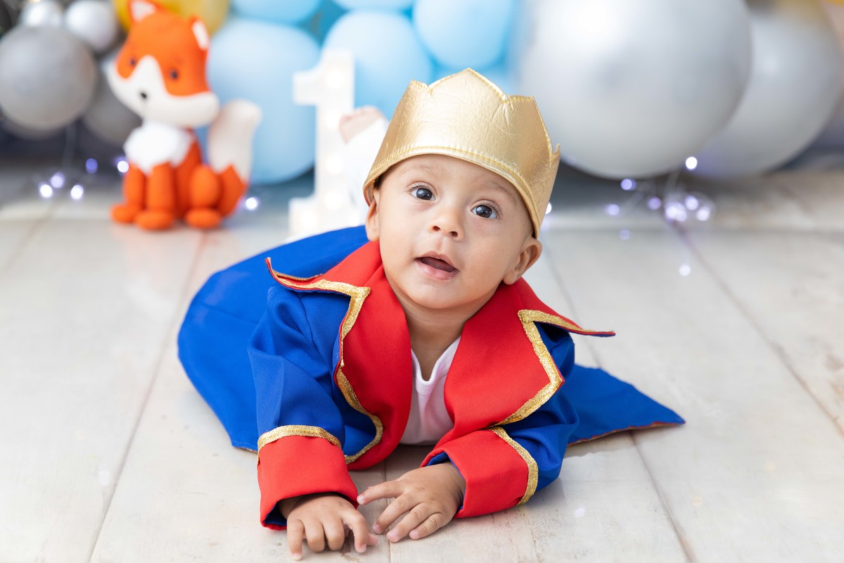 Smash the cake bebê deitado no chão - tema pequeno príncipe 