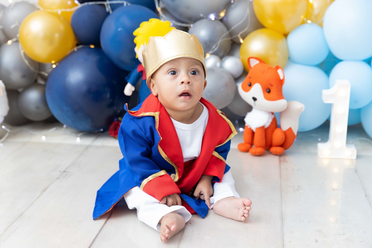 Smash the cake bebê sentado no chão - tema pequeno príncipe 