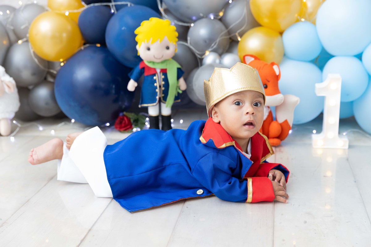 Smash the cake bebê deitado no chão - tema pequeno príncipe 