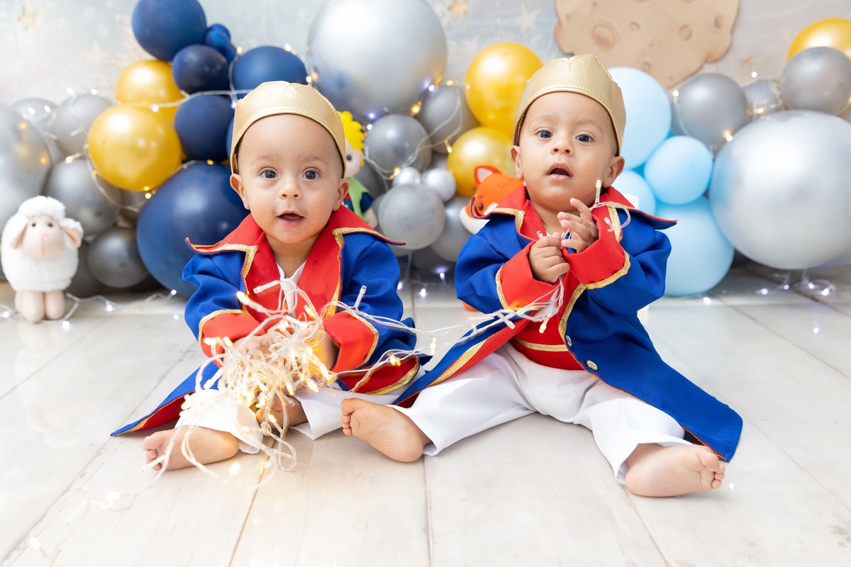 Smash the cake gêmeos sentado no chão - tema pequeno príncipe 