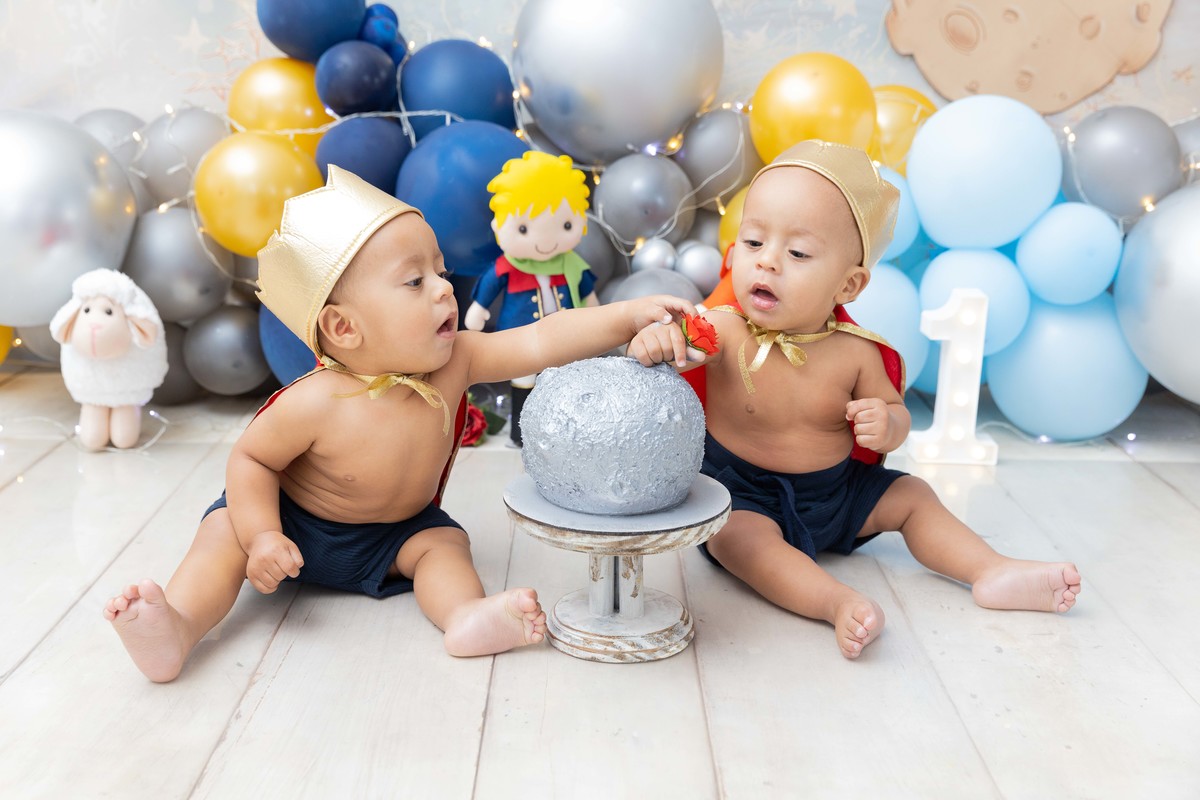 Smash the cake gêmeos mexendo no bolo - tema pequeno príncipe 