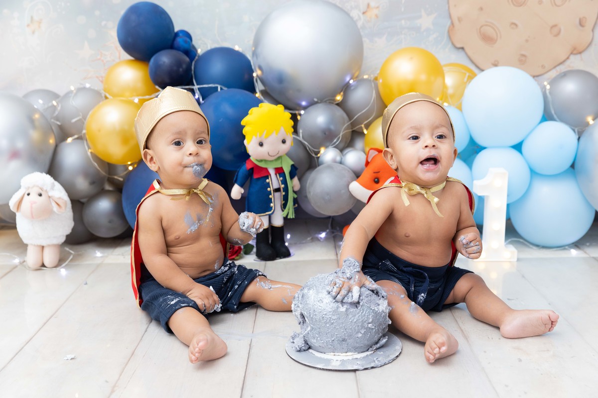 Smash the cake gêmeos comendo o bolo - tema pequeno príncipe 