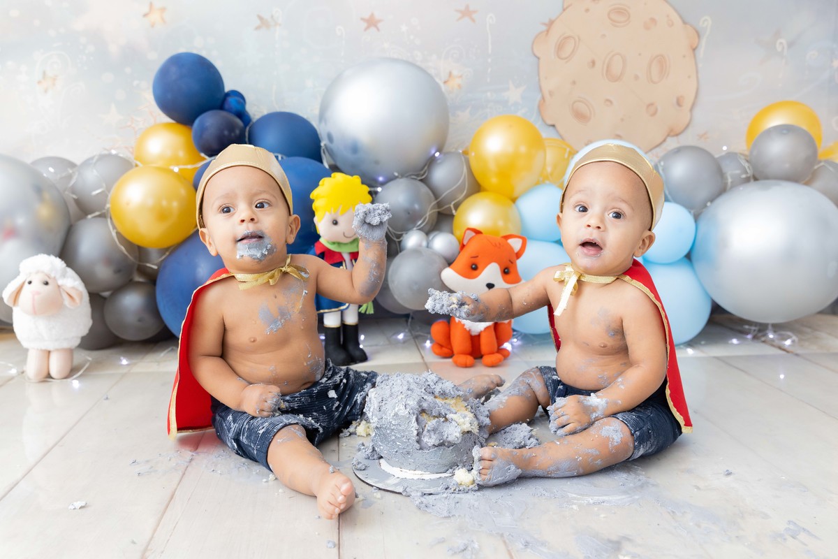 Smash the cake gêmeos brincando com o bolo - tema pequeno príncipe 