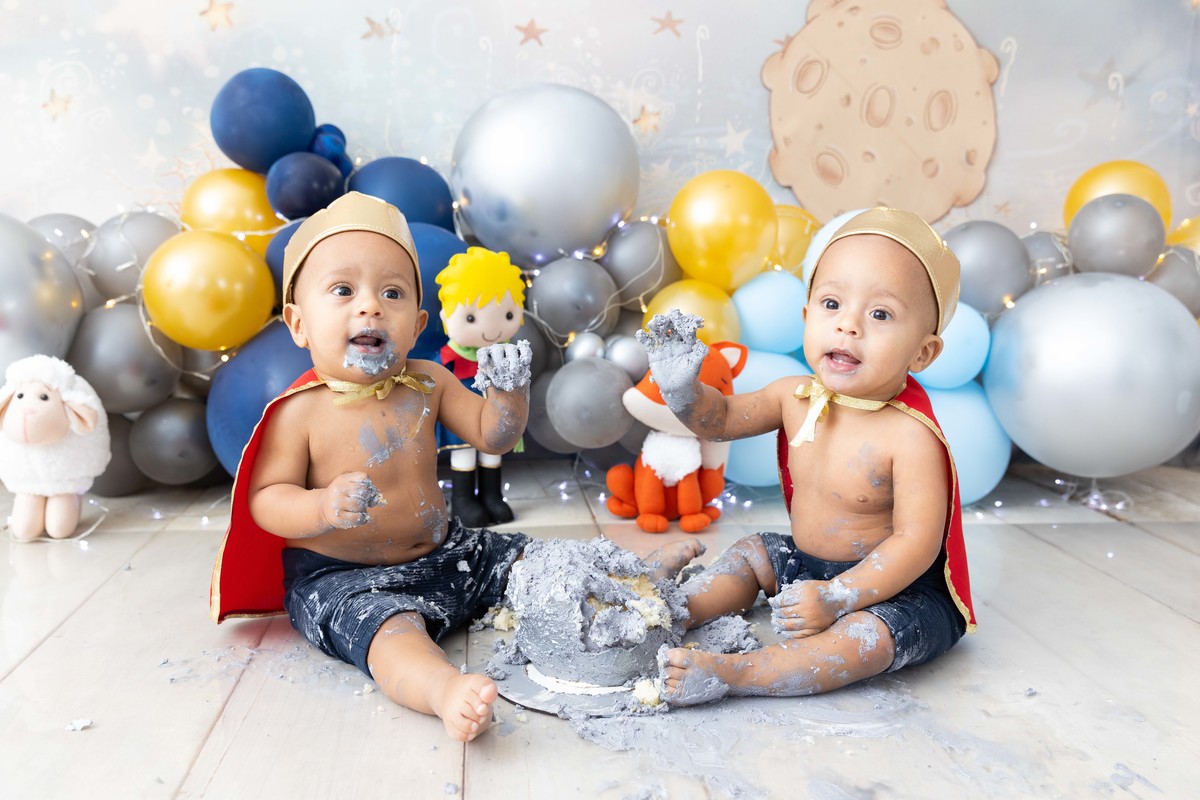 Smash the cake gêmeos brincando com o bolo - tema pequeno príncipe 