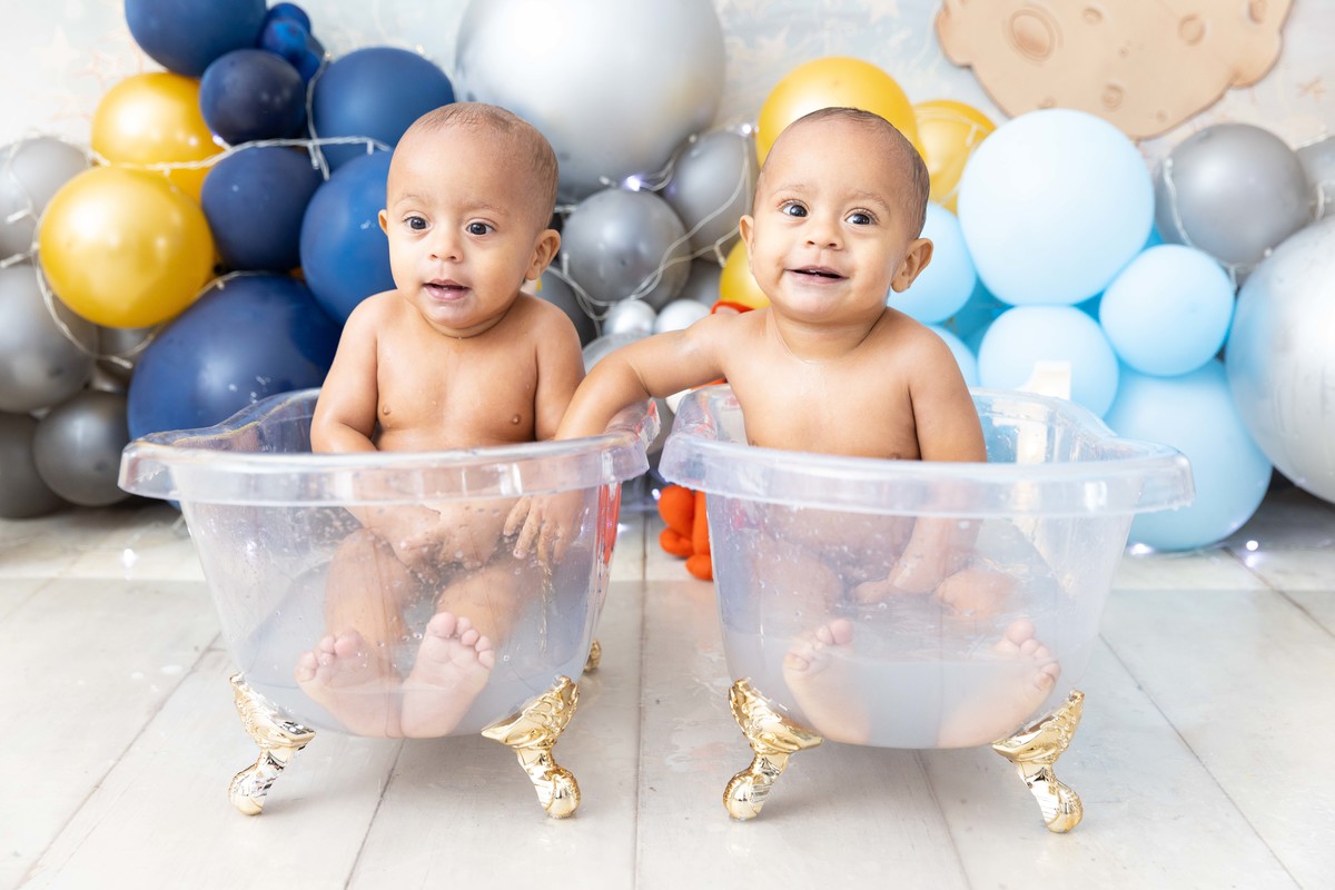 Smash the cake gêmeos brincando na bandeira - tema pequeno príncipe 