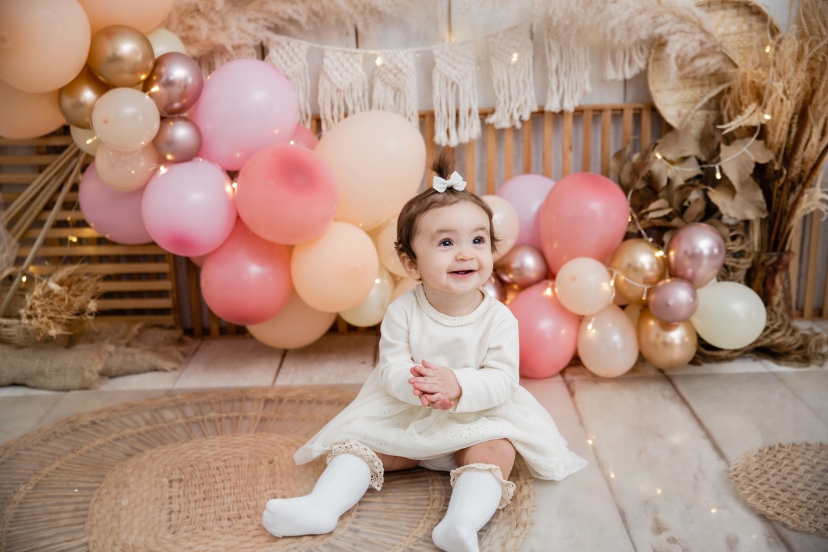 Bebe sentada batendo palmas cenário smash the cake boho chic