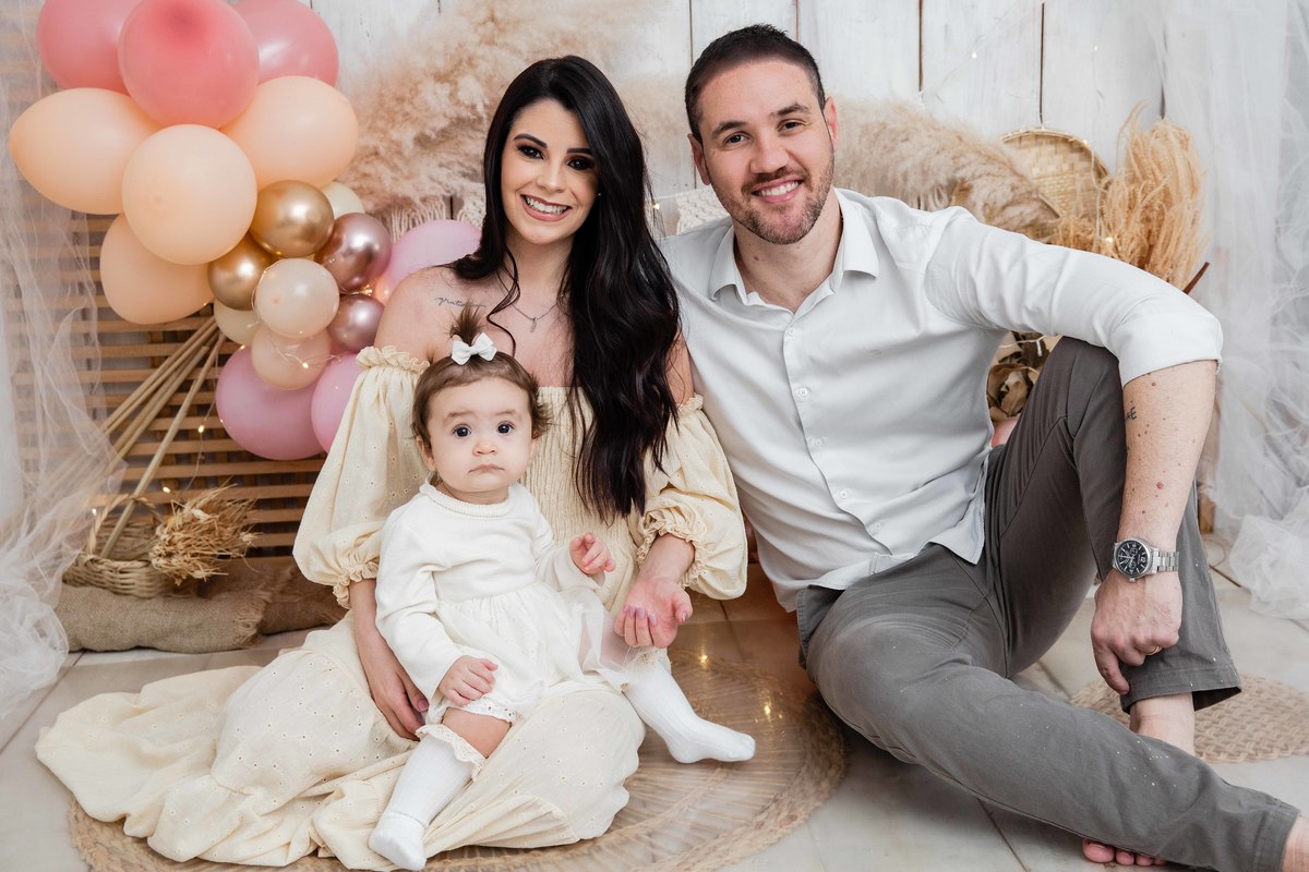 Bebe com os pais cenário smash the cake boho chic sorrindo com os pais no colo