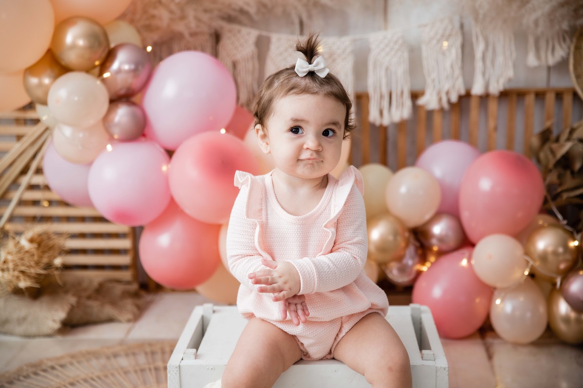 Bebe cenário smash the cake boho chic roupinha rosa batendo palmas