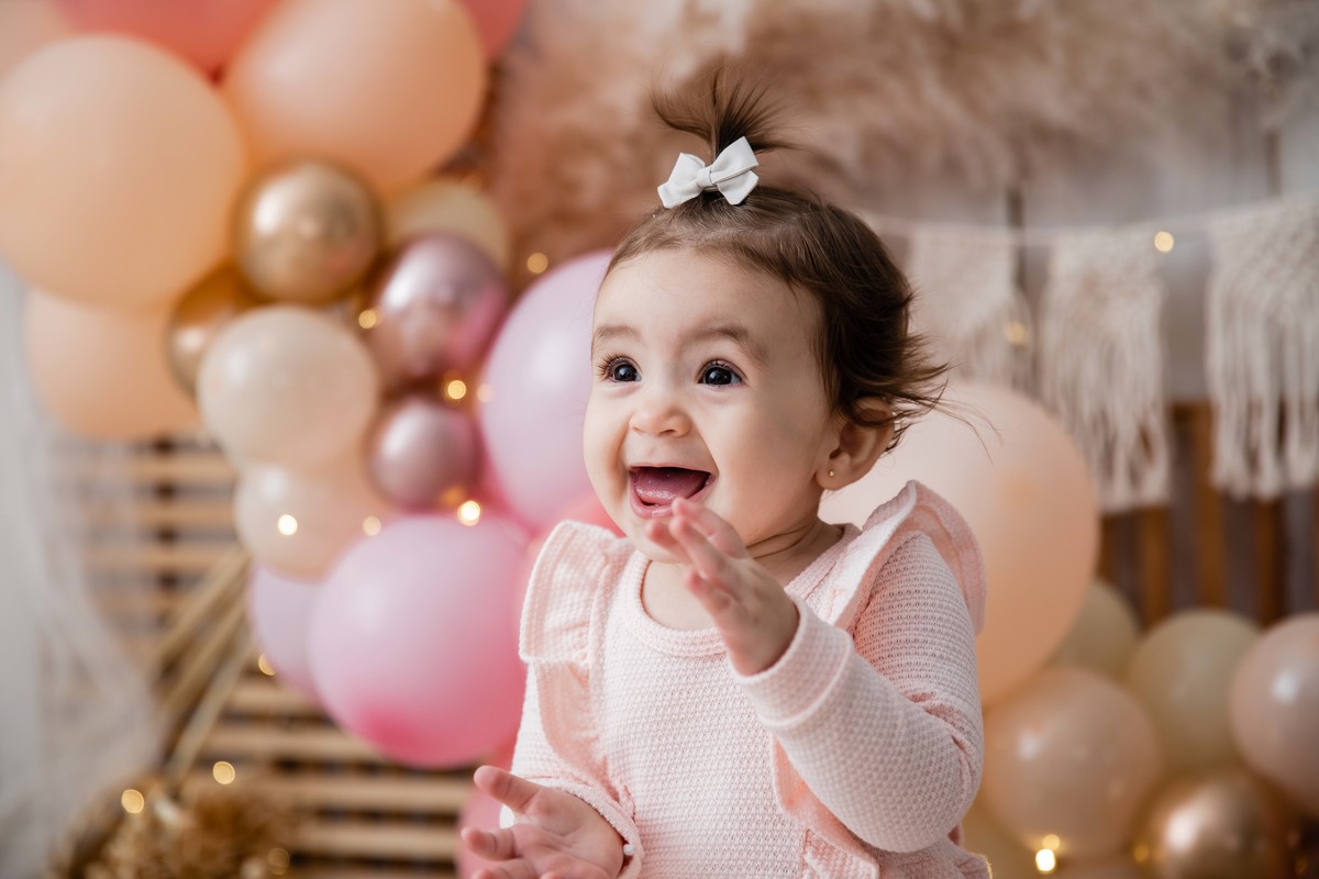 Bebe cenário smash the cake boho chic roupinha rosa batendo palmas muito feliz