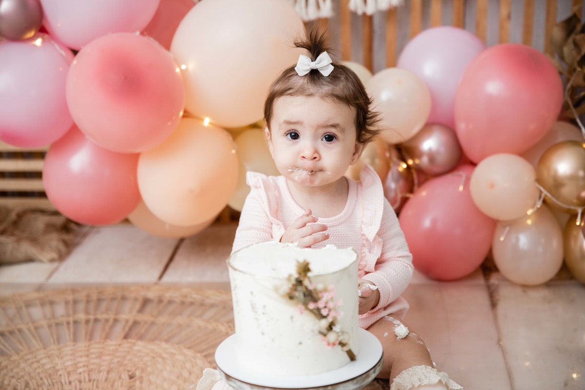 Bebe cenário smash the cake boho chic roupinha rosa comendo bolo
