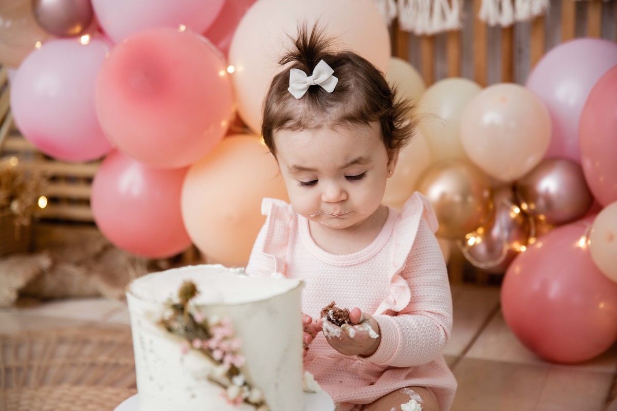 Bebe cenário smash the cake boho chic roupinha rosa comendo bolo bagunça com a mao
